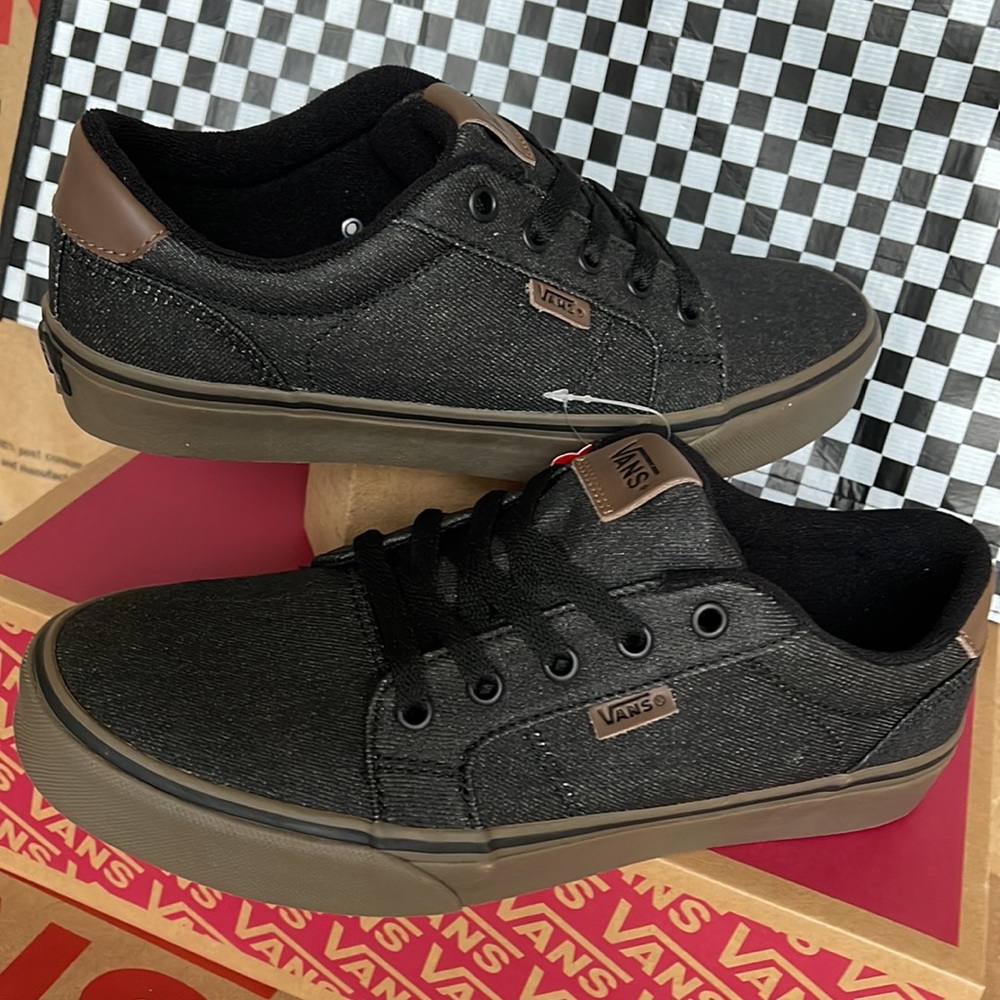 Vans Men’s Bishop
(Waxed Denim) Black/Gum
VN000NLUAKS
Sneakers - Picture 11 of 16